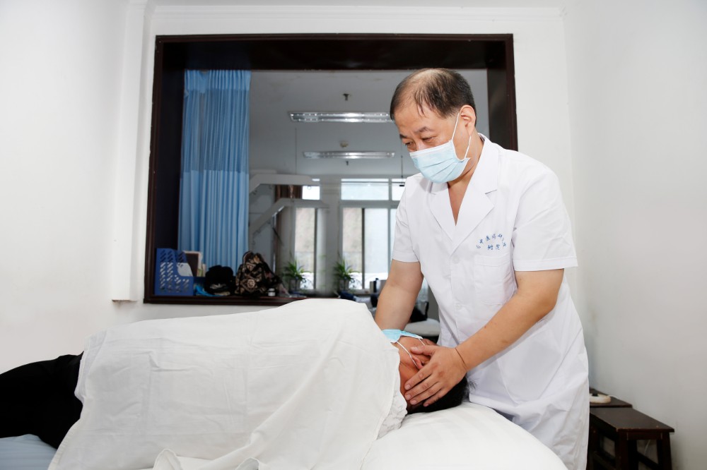 董兵：堅(jiān)守初心，做脊柱健康的守護(hù)者.jpg